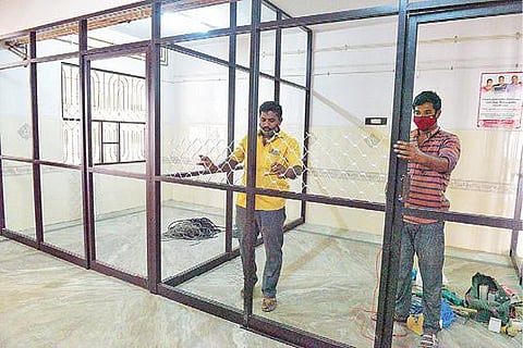 மதுரை அரசு ராஜாஜி மருத்துவமனையில் எலும்பு வங்கி அமைக்கும் பணியில் ஈடுபட்டுள்ள ஊழியர்கள். படம்: எஸ்.கிருஷ்ணமூர்த்தி