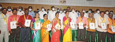 கடலூர் மாவட்ட ஆட்சியர் அலுவலகத்தில் நடந்த நிகழ்ச்சியில் அமைச்சர்கள் எம்.ஆர்.கே.பன்னீர்செல்வம், சி.வெ.கணேசன், மாவட்ட ஆட்சியர் கி.பாலசுப்ர மணியம், எம்எல்ஏக்கள் ஐயப்பன், வேல்முருகன், ராதாகிருஷ்ணன் ஆகியோருடன் நல்லாசிரியர் விருது பெற்ற ஆசிரியர்கள்.