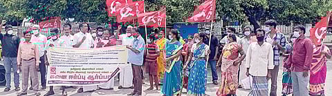 முன்னறிவிப்பு செய்யாமல் நிலம், குடியிருப்பு பட்டாவை ரத்து செய்த அதிகாரிகள் மீது உரிய நடவடிக்கை எடுக்க வலியுறுத்தி, தமிழ்நாடு விவசாயிகள் சங்கம், விவசாயத் தொழிலாளர்கள் சங்கம் சார்பில் கவன ஈர்ப்பு ஆர்ப்பாட்டம் நடைபெற்றது.