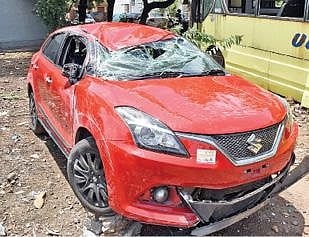 ஆதர்ஷ் (அடுத்தபடம்) சேலத்தில் நடந்த விபத்தில் சேதமடைந்த பாஜக எம்எல்ஏ வானதி சீனிவாசனின் மகன் ஆதர்ஷ் வந்த கார்.