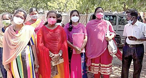 ஸ்டெர்லைட் ஆலையை திறக்க வலியுறுத்தி ஆட்சியர் அலுவலகத்தில் மனு அளிக்க வந்த பெண்கள்.