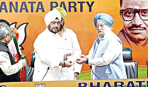 முன்னாள் குடியரசுத் தலைவர் கியானி ஜெயில் சிங்கின் பேரன் இந்தரஜித் சிங், டெல்லியில் நேற்று பாஜக தலைமை அலுவலகத்தில் மத்திய அமைச்சர் ஹர்திப் சிங் புரி முன்னிலையில் பாஜகவில் சேர்ந்தார