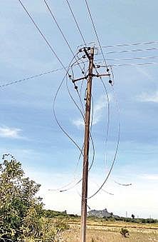 விழுதுப்பட்டு கிராமத்தில் மின் கம்பத்தில் இருந்து மின்கம்பி கள் திருடப்பட்டுள்ளன.