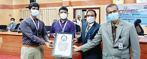 உலக சாதனை சான்றிதழை திருவண்ணாமலை மாவட்ட ஆட்சியர் பா.முருகேஷ் மற்றும் கூடுதல் ஆட்சியர் மு.பிரதாப் ஆகியோரிடம் வழங்கிய உலக சாதனையை அங்கீகரிக்கும் நிறுவன அதிகாரிகள்.