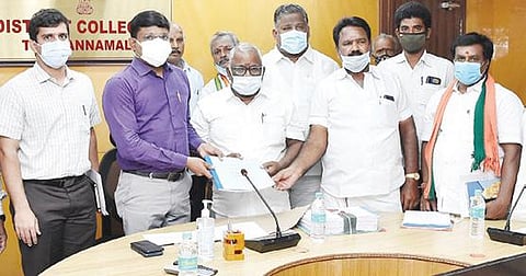 வேலூர் மாவட்ட ஆட்சியர் அலுவலகத்தில் ஊரக உள்ளாட்சி தேர்தலுக்கான வரைவு வாக்குச்சாவடி பட்டியலை அங்கீகரிக்கப்பட்ட கட்சி பிரதிநிதிகள் முன்னிலையில் வெளியிட்ட ஆட்சியர் குமாரவேல் பாண்டியன்.  அடுத்த படம்: திருவண்ணாமலையில் வரைவு வாக்குச்சாவடிகளின் மறுசீரமைப்பு பட்டியலை வெளியிட்ட மாவட்ட ஆட்சியர் பா.முருகேஷ்.