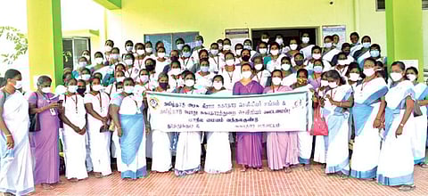 தூத்துக்குடி மாப்பிளையூரணியில் உள்ள சுகாதாரப் பணிகள் துணை இயக்குநர் அலுவலகம் முன்பு ஆர்ப்பாட்டத்தில் ஈடுபட்ட கிராம சுகாதார செவிலியர்கள்.