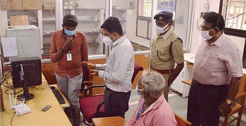 திருநெல்வேலி ஆட்சியர் அலுவலகத்தில் அமைக்கப்பட்டுள்ள 24 மணி நேர தேர்தல் கட்டுப்பாட்டு கண்காணிப்பு அறையை ஆட்சியர்  வே.விஷ்ணு பார்வையிட்டார்.  படம்: மு.லெட்சுமி அருண்