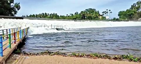 பவானிசாகர் அணையில் இருந்து விநாடிக்கு 5,000 கனஅடி உபரி நீர் திறக்கப்படுவதால், கொடிவேரி தடுப்பணையில் வெள்ளப்பெருக்கு ஏற்பட்டுள்ளது. இங்கு சுற்றுலா பயணிகள் குளிக்க அனுமதி மறுக்கப்பட்டுள்ளது.