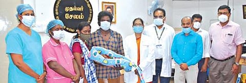 சேலம் அரசு மருத்துவமனையில் இருதய குறைபாட்டுக்கு அறுவை சிகிச்சை செய்த பச்சிளம் குழந்தையுடன் பெற்றோர் மற்றும் மருத்துவர்கள், மருத்துவமனை டீன் வள்ளி சத்தியமூர்த்தி.