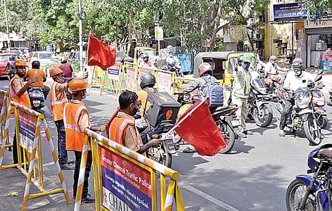 கோடம்பாக்கம் பவர் ஹவுஸ் சந்திப்பிலிருந்து போரூர் சந்திப்பு வரை ஆற்காடு சாலை வழியாக சென்னை மெட்ரோ ரயில் 2-ம் கட்டப் பணிகள் தொடங்க உள்ளதால் நேற்று போக்குவரத்தில் மாற்றம் செய்யப்பட்டது. இதனால் இருசக்கர வாகன ஓட்டிகளை ஒழுங்குபடுத்தி வழிநடத்தும் பணியில் ஈடுபட்டுள்ள மெட்ரோ பணியாளர்கள். படம்: ம.பிரபு
