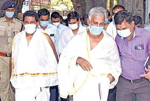 திருச்செந்தூர் செந்திலாண்டவர் கோயிலில் இந்து சமய அறநிலையத்துறை அமைச்சர் பி.கே.சேகர் பாபு ஆய்வு மேற்கொண்டார். உடன் அமைச்சர் அனிதா ஆர்.ராதா கிருஷ்ணன், தூத்துக்குடி மாவட்ட ஆட்சியர் கி.செந்தில் ராஜ். படம்: என்.ராஜேஷ்