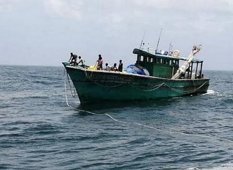 மோசமான வானிலையால் நடுக்கடலில் சிக்கிய படகு: 7 மீனவர்களை மீட்டது கடலோர காவல்படை