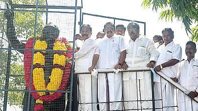 முன்னாள் முதல்வர் அண்ணா பிறந்தநாளையொட்டி, வேலூர் பழைய மாநகராட்சி அலுவலக வளாகத்தில் உள்ள அண்ணா சிலைக்கு மாலை அணிவித்து மரியாதை செலுத்திய எம்எல்ஏ கார்த்திகேயன். அடுத்த படம்: அண்ணா சிலைக்கு மாலை அணிவித்து மரியாதை செலுத்திய அதிமுக மாநகர மாவட்ட செயலாளர் எஸ்.ஆர்.கே.அப்பு. படங்கள்: வி.எம்.மணிநாதன்.