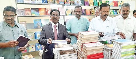 தஞ்சாவூர் தமிழ்ப் பல்கலைக்கழகத்தில் நேற்று புத்தக கண்காட்சியை தொடங்கி வைத்து பார்வையிடுகிறார் துணைவேந்தர் கோ.பாலசுப்பிரமணியன்.