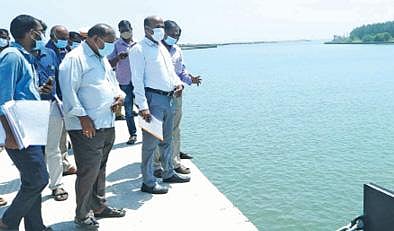 கடலூர் துறைமுகத்தில் நடைபெறும் விரிவாக்க திட்டப் பணிகளை மாவட்ட ஆட்சியர் கி.பாலசுப்ரமணியம் பார்வையிட்டு ஆய்வு செய்தார்.