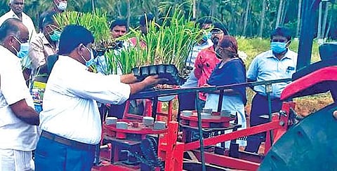 கொடுமுடியை அடுத்த சோலங்காபாளையத்தில் வேளாண் பொறியியல் துறை சார்பில் கரும்பு நாற்று நடவு இயந்திரம் செய்முறை விளக்கம் அளிக்கப்பட்டது.