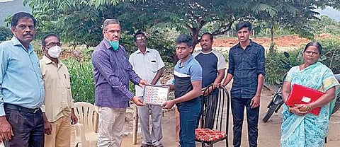 பாராலிம்பிக்கில் வெள்ளிப் பதக்கம் வென்ற மாரியப்பனை வாழ்த்தி, நாடு முழு வதும் இருந்து வந்திருந்த இ-போஸ்ட் வாழ்த்து மடல்கள், அவரது படத்துடன் கூடிய ‘மை ஸ்டாம்ப்’ ஆகியவற்றை மாரியப்பனிடம் சேலம் மேற்கு கோட்ட அஞ்சல் கண்காணிப்பாளர்  ரவிச்சந்திரன் வழங்கினார்.