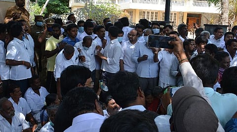 அதிமுக நிர்வாகிகள் ஆர்ப்பாட்டம்.