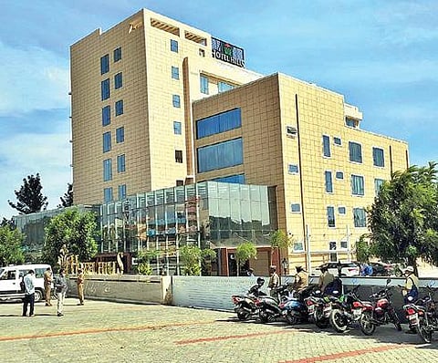 குடியாத்தம்  அடுத்த கொத்தமாரி குப்பம் கிராமத்தில் உள்ள வீரமணிக்கு சொந்தமான பாலாறு வேளாண் கல்லூரி. அடுத்த படம்:  ஜோலார்பேட்டையில் வீரமணி வீட்டில் இருந்து பறிமுதல் செய்யப்பட்ட அமெரிக்க டாலர் நோட்டுகள். கடைசிப்படம்: ஜோலார்பேட்டையில் வீரமணி வீட்டில் இருந்து பறிமுதல் செய்யப்பட்ட தங்க நகைகள்.