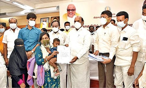 தி.மலை மாவட்ட ஆட்சியர் அலுவலகத்தில் நேற்று பயனாளி ஒருவருக்கு நலத்திட்ட உதவிகளை வழங்கிய அமைச்சர் எ.வ.வேலு. அருகில், துணை சபாநாயகர் கு.பிச்சாண்டி, ஆட்சியர் பா.முருகேஷ் உள்ளிட்டோர்.