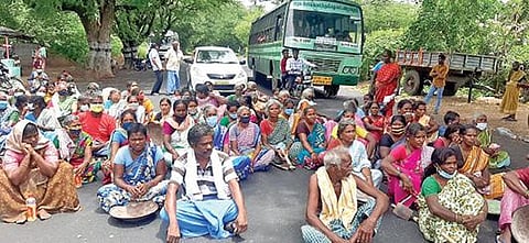 ஆரணி அருகே நேற்று சாலை மறியலில் ஈடுபட்ட தொழிலாளர்கள்.