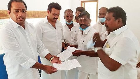 சிவகங்கை மாவட்டம் பட்டமங்கலத்தில் இலங்கை அமைச்சர் வியாழேந்திரன் (இடது ஓரம்), இலங்கை பிரதமரின் இணைப்புச் செயலாளர் செந்தில் தொண்டமானிடம் மனு அளித்த தமிழக மீனவர்கள் சங்கப் பிரதிநிதிகள்.