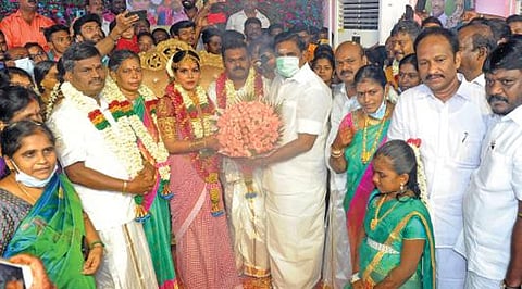 சிதம்பரம் அதிமுக எம்எல்ஏ பாண்டியன் இல்லத் திருமண நிகழ்வில், மணமக்கள் அரிசக்தி - சுகந்தி ஆகியோருக்கு பூங்கொத்து கொடுத்து வாழ்த்தும் முன்னாள் முதல்வர் பழனிசாமி.