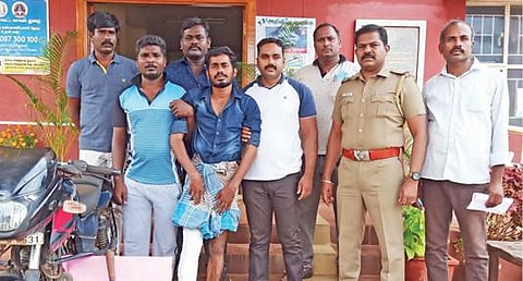 கைது செய்யப்பட்ட ரவுடி கோபி, மாவுக் கட்டு போடப்பட்ட நிலையில் நெய்வேலி டவுன்ஷிப் காவல்நிலையத்திற்கு அழைத்து வரப்பட்டார்.