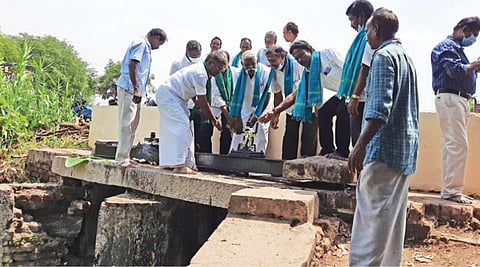 சேத்தியாத்தோப்பு அருகே உள்ள வானம்பார்த்தான் வாய்க்காலில் பாசனத்துக்காக விவசாயிகள், பொதுப்பணித்துறை அதிகாரிகள் தண்ணீர் திறந்தனர்.