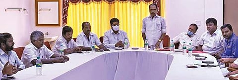 விழுப்புரத்தில் உள்ளாட்சித் தேர்தலையொட்டி திமுக மற்றும் கூட்டணிக் கட்சி நிர்வாகிகளின் ஆலோசனைக் கூட்டம் நடைபெற்றது.