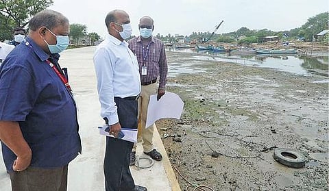 கடலூர் மீன்பிடி துறைமுகத்தின் விரிவாக்க பணிகளை மாவட்ட ஆட்சியர் கி.பாலசுப் ரமணியம் பார்வையிட்டு ஆய்வு செய்தார்.