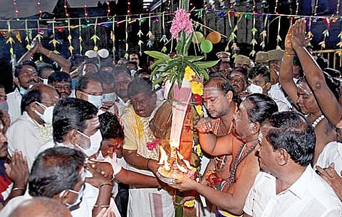 திருவண்ணாமலை அண்ணாமலையார் கோயில் ராஜகோபுரம் முன்பு பந்தக்கால் நடப்பட்டு மகா தீபாராதனை காண்பிக்கப்பட்டது.