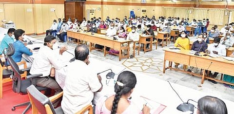 திருவண்ணாமலை ஆட்சியர் அலுவலகத்தில் நடைபெற்ற 2-ம் கட்ட தடுப்பூசி செலுத்தும் சிறப்பு முகாம் குறித்த ஆய்வுக் கூட்டத்தில் பேசும் ஆட்சியர் பா.முருகேஷ்.