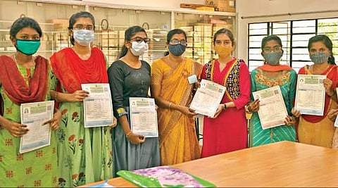 தூத்துக்குடி சுப்பையா வித்யாலயம் பெண்கள் மேல்நிலைப்பள்ளியில் பிளஸ் 2 மாணவிகளுக்கு அசல் மதிப்பெண் சான்றிதழ்களை தலைமை ஆசிரியை சாந்தினி கவுசல் வழங்கினார். 			     படம்: என்.ராஜேஷ்