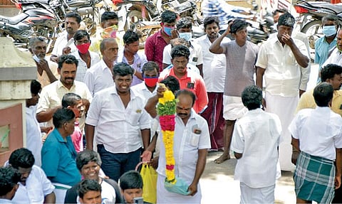 ஊரக உள்ளாட்சி தேர்தலுக்கான வேட்புமனு தாக்கலின் 3-வது நாளான நேற்று பாளையங்கோட்டை ஊராட்சி ஒன்றிய அலுவலகத்தில் கூட்டம் அதிகமிருந்தது. படம்: மு. லெட்சுமி அருண்.
