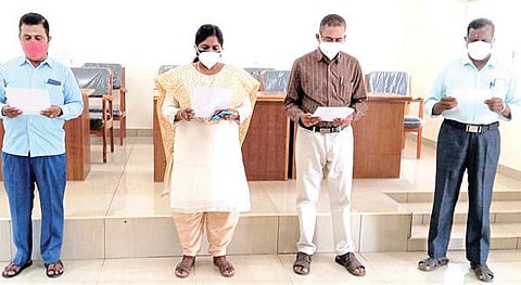 கரூர் மாவட்ட ஆட்சியர் அலுவலகத்தில் நேற்று ஆட்சியர் த.பிரபுசங்கர் தலைமையில் சமூக நீதி நாள் உறுதிமொழியேற்ற ஊழியர்கள். (அடுத்த படம்) நாகப்பட்டினம் மாவட்ட ஆட்சியர் அலுவலகத்தில், ஆட்சியர் அருண் தம்புராஜ் தலைமையில் சமூக நீதி நாள் உறுதிமொழியேற்ற ஊழியர்கள். (கடைசி படம்) மயிலாடுதுறை மாவட்ட ஆட்சியர் அலுவலகத்தில், ஆட்சியர் ரா.லலிதா தலைமையில் சமூக நீதி நாள் உறுதிமொழியேற்ற ஊழியர்கள்.