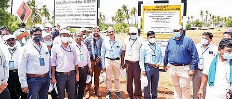 ﻿கரூர் மாவட்டம் வெள்ளியணை அருகேயுள்ள ஜல்லிப்பட்டியில், புதிய தொழில் நுட்பத்தில் அமைக்கப்பட்ட சாலையை ஆட்சியர் த.பிரபுசங்கர் முன்னிலையில் நேற்று பார்வையிட்ட 16 மாநிலங்களைச் சேர்ந்த பொறியாளர்கள்.