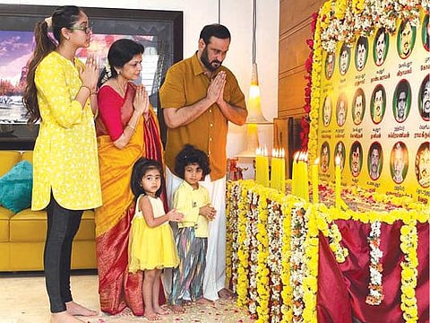 சென்னையில் அன்புமணி ராமதாஸ் தன் வீட்டில் இடஒதுக்கீட்டு தியாகிகள் உருவப்படத்திற்கு தன் குடும்பத்தாருடன் அஞ்சலி செலுத்துகிறார்.