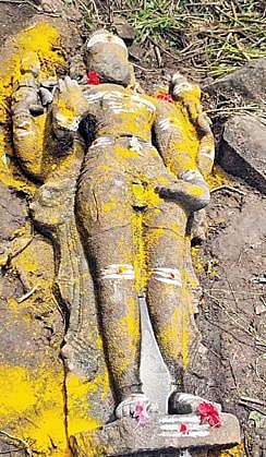 காஞ்சிபுரம் மாவட்டம் வாலாஜாபாத் அருகே கண்டெடுக்கப்பட்ட ‘பிரம்ம சிரச்சேதக மூர்த்தி’ எனப்படும் அரிய சிவபெருமான்  சிலை.