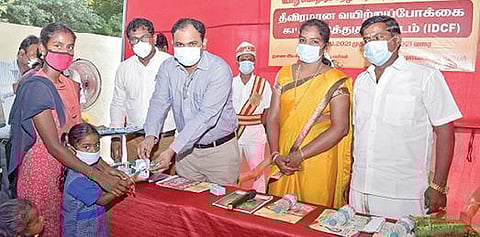 வயிற்று போக்கு மற்றும் காய்ச்சல் தடுப்பு இரு வார விழிப்புணர்வு முகாமை நேற்று கடம்பத்தூர் அரசு ஆரம்ப சுகாதார நிலையத்தில் மாவட்ட ஆட்சியர் ஆல்பி ஜான் வர்கீஸ் தொடங்கி வைத்து, குழந்தைகளுக்கு ஓ.ஆர்.எஸ். உப்பு சர்க்கரை கரைசல் மற்றும் துத்தநாக மாத்திரைகளை வழங்கினார்.