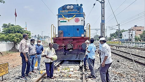 தாம்பரம் - கூடுவாஞ்சேரி இடையேயான 3-வது ரயில் பாதை பணி நிறைவு பெற்றதை ஒட்டி நேற்று தாம்பரத்தில் ரயில் இன்ஜின் முன்பாக பூஜைகள் நடத்தப்பட்டு சோதனை ஓட்டம் தொடங்கப்பட்டது.  படம் : எம்.முத்துகணேஷ்
