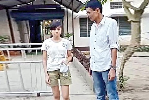 அசாமின் தேஸ்பூர் தேர்வு மையத்தில் அரைக்கால் சட்டை அணிந்திருந்த மாணவி ஜூபிலி நுழைவுத் தேர்வு எழுத அனுமதி மறுக்கப்பட்டது. தேர்வு மையத்துக்கு வெளியே அவரும் அவரது தந்தையும் நிருபர்களுக்கு பேட்டியளித்தனர்.