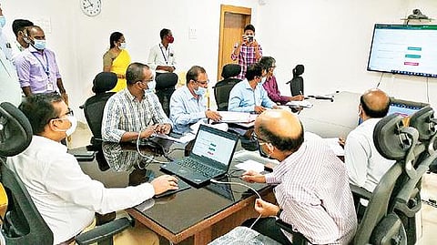 திருப்பத்தூர் மாவட்ட ஆட்சியர் அலுவலகத்தில் தேர்தல் பணியில் ஈடுபட உள்ள அரசு அலுவலர்களுக்கான கணினி குலுக்கல் முறையை நேற்று தொடங்கி வைத்த ஆட்சியர் அமர் குஷ்வாஹா.