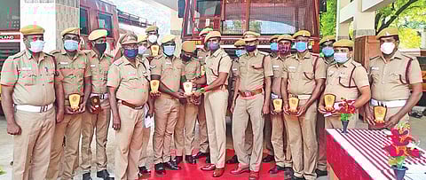 விழுப்புரம் மாவட்டத்தில் மீட்புப் பணிகளில் சிறப்பாக செயல்பட்ட தீயணைப்பு வீரர்களுக்கு பாராட்டு சான்றிதழ்களை மாவட்ட தீயணைப்பு அலுவலர் ராபின் கேஸ்ட்ரோ வழங்குகிறார்.