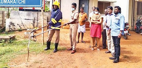 குமராட்சி ஆரம்ப சுகாதார நிலையத்தில் சுற்றித் திரிந்த நல்லபாம்பை தீயணைப்புத்துறை வீரர்கள் பிடித்தனர்.