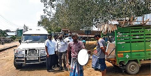 திருவண்ணாமலை அடுத்த தலவாக்குளம் கிராமத்தில் நேற்று நடைபெற்ற வார சந்தையில் கரோனா தடுப்பூசி செலுத்தி கொண்டவர்கள் மட்டுமே அனுமதிக்கப்படுவார்கள் என தண்டோரா மூலம் அறிவிக்கப்பட்டது.