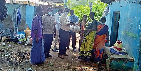 வாலாஜாவில் பெய்த கனமழையால் வீடு இடிந்து பாதிக்கப்பட்ட முருகேசன் குடும்பத்தாருக்கு இழப்பீடு மற்றும் நிவாரண பொருட்களை வழங்கிய வருவாய் துறையினர்.