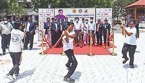 சேலத்தில் மாநில அளவிலான சப்-ஜூனியர் சிலம்பாட்ட போட்டியை தொடங்கி வைத்த மாவட்ட ஆட்சியர் கார்மேகம், மாணவிகள் சிலம்பம் சுழற்றி சாகசத்தில் ஈடுபட்டதை பார்வையிட்டார்.                                                                     படம்: எஸ்.குரு பிரசாத்.