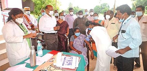 குறிஞ்சிப்பாடி அருகே உள்ள வழுதலம்பட்டு பகுதியில் நடைபெற்ற 2-வது மாபெரும் கரோனா தடுப்பூசி முகாமை மாவட்ட ஆட்சியர் கி.பாலசுப்ரமணியம் பார்வையிட்டு ஆய்வு செய்தார்.