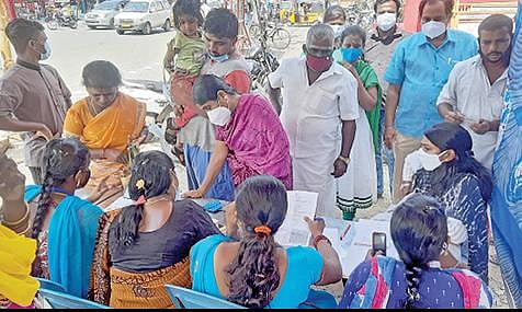 சென்னை புறநகர் பகுதிகளில் மெகா தடுப்பூசி முகாம்கள் நேற்று பரபரப்பாக நடைபெற்றது. தாம்பரம் மார்க்கெட் பகுதியில் காய்கறி வாங்க வந்தவர்களிடம் நகராட்சியினர் தடுப்பூசி குறித்து விழிப்புணர்வு ஏற்படுத்தி ஊசி போட்டனர். (அடுத்த படம்) தாம்பரத்தை அடுத்த கேம்ப் ரோடு சந்திப்பு பகுதியில் சாலையோரத்தில் நடந்த தடுப்பூசி முகாமில் ஆர்வமாக கலந்துகொண்ட மக்கள்.படங்கள்:எம்.முத்துகணேஷ்